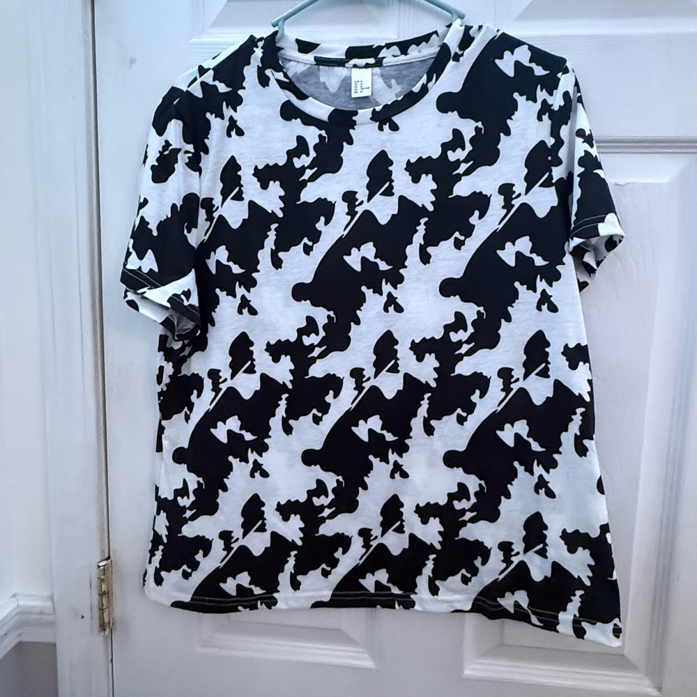 Chic Black and White Women's Short Sleeve Tee